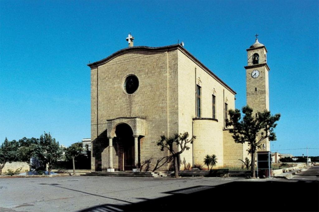 Une église avec une tour d'horloge en haut dans l'établissement Room in BB - Casa Dulcamara centro storico, à Salve