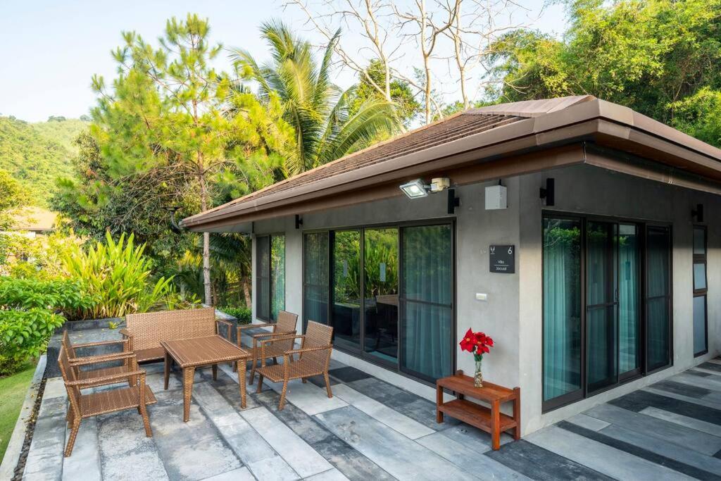 une terrasse avec une table et des chaises ainsi qu'une maison dans l'établissement Villa Jacuzzi R6 The Height Khaoyai 1BR byน้องมังคุด, à Ban Huai Sok Noi