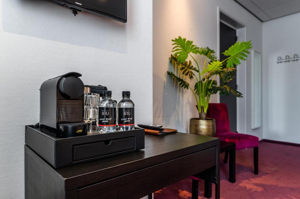 Příslušenství pro přípravu čaje a kávy v ubytování Hotel Bru