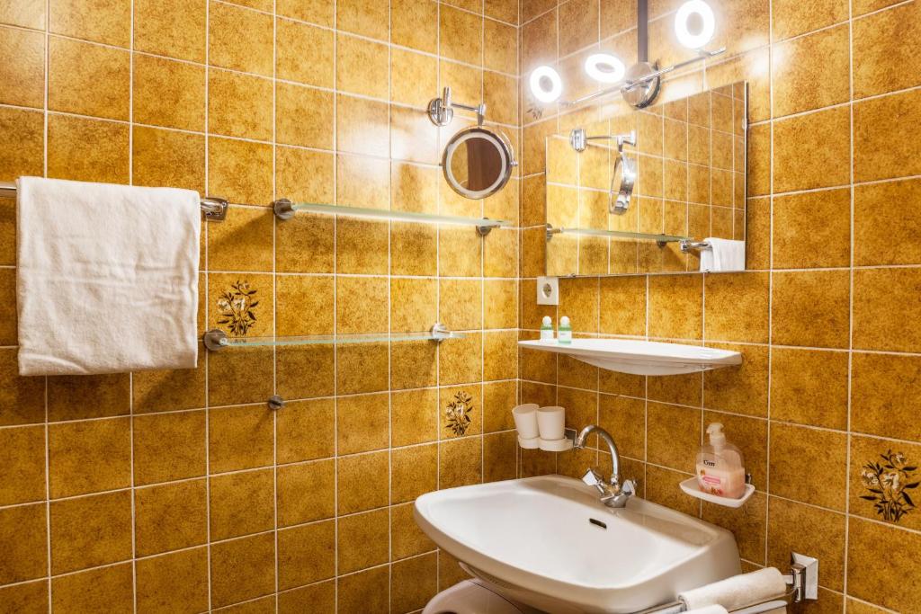 A bathroom at Haus Excelsior Top 31