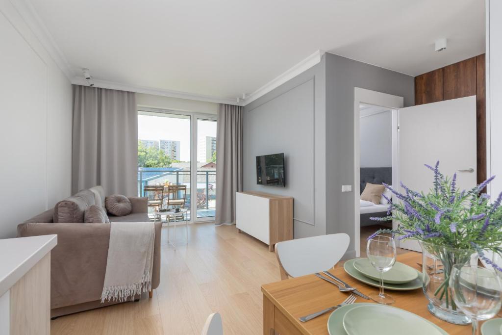 Televízia a/alebo spoločenská miestnosť v ubytovaní Green Square Apartments Świnoujście by Noclegi Renters