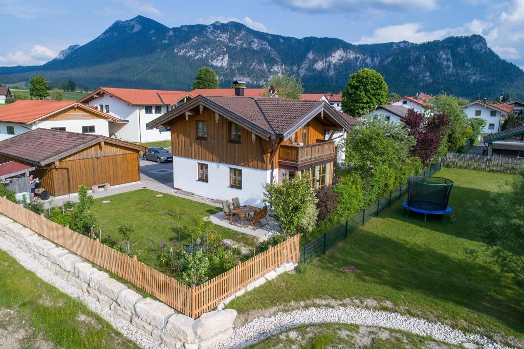 een luchtzicht op een huis met een hek bij Ferienhaus Naturzauber - Chiemgau Karte in Inzell