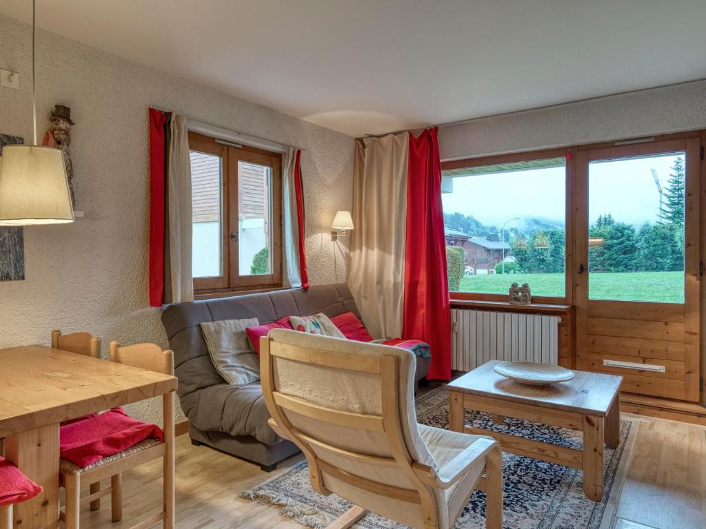 un salon avec un canapé et une table dans l'établissement Appartement cosy 2 pièces, terrasse, parking, à 5 min des pistes - Megeve Jaillet - FR-1-453-225, à Megève