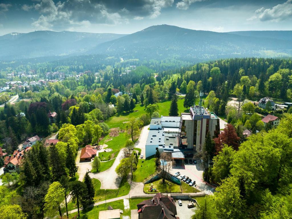 eine Luftansicht einer Stadt mit Bergen im Hintergrund in der Unterkunft Interferie Sport Hotel Bornit in Szklarska Poręba