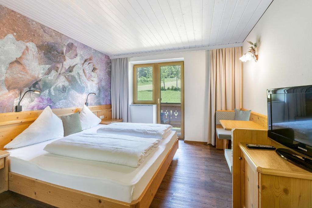 Televízia a/alebo spoločenská miestnosť v ubytovaní Landhaus Ager