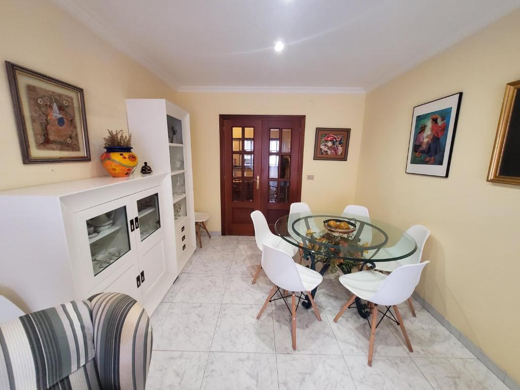 Kuchyňa alebo kuchynka v ubytovaní Apartamento playa Sanxenxo