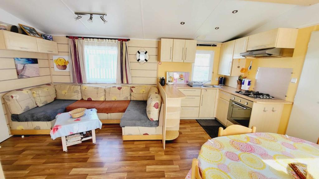 a small room with a bed and a kitchen at Le Costa Gloria - Camping de la Prairie in Saint-Hilaire-de-Riez