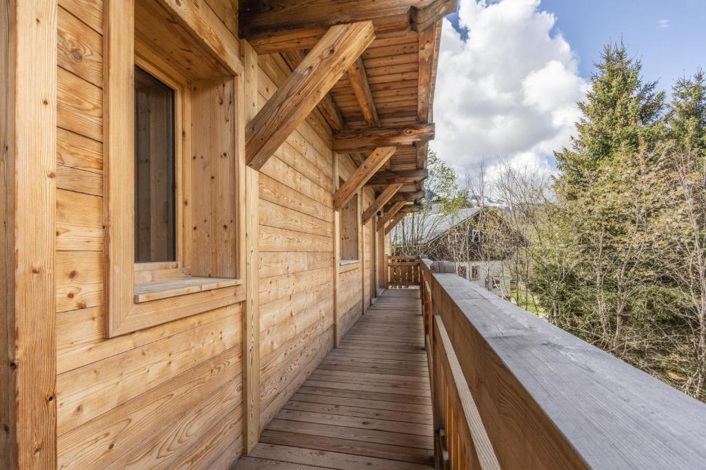 a wooden walkway on the side of a building at Bleu Eskape - Appartement in Megève