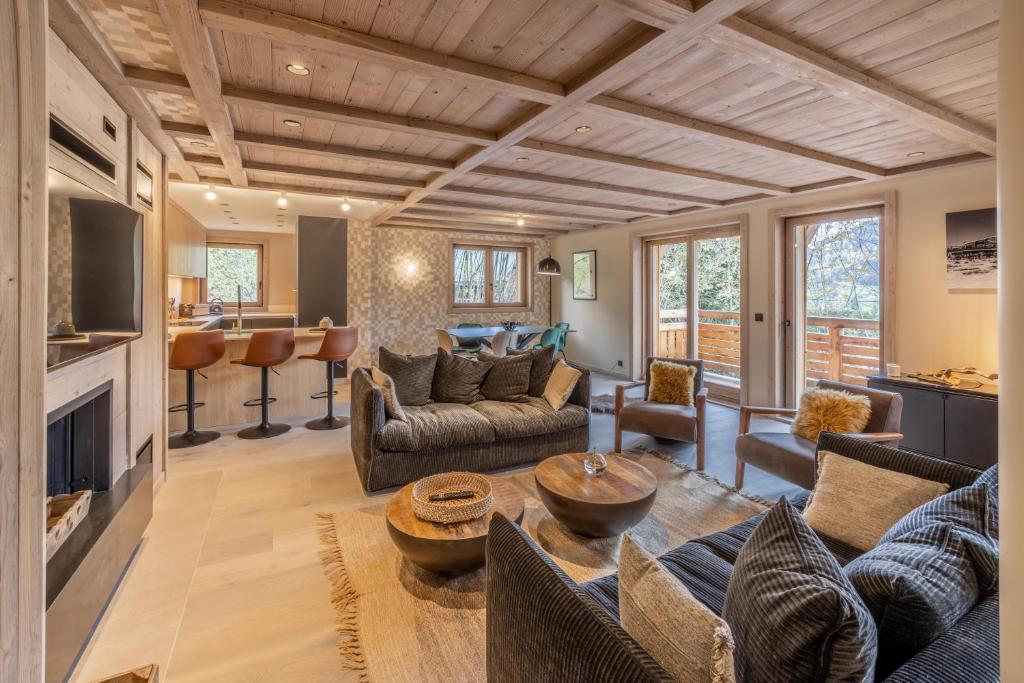 a living room with a couch and a table at Bleu Eskape - Appartement in Megève