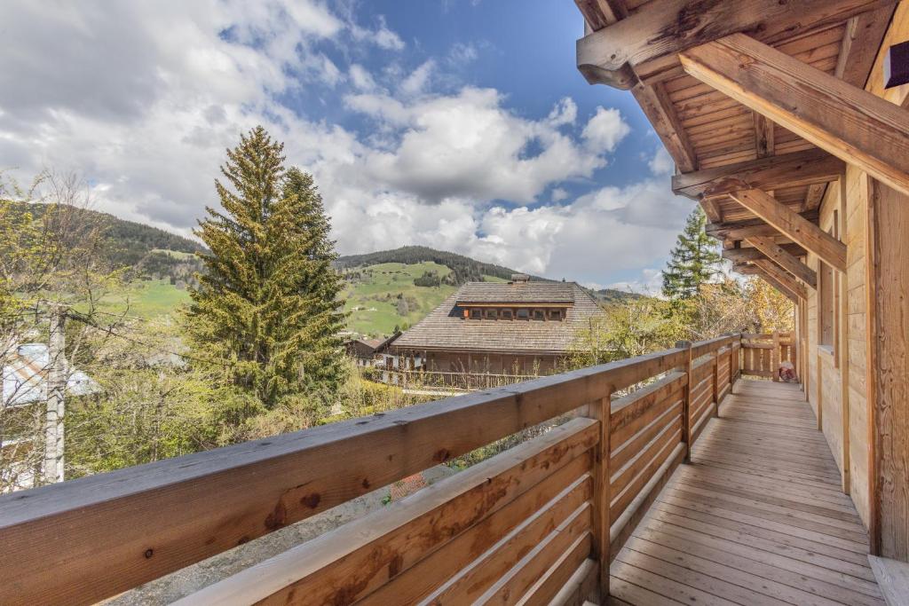 a deck with a view of the mountains at Bleu Eskape - Appartement in Megève