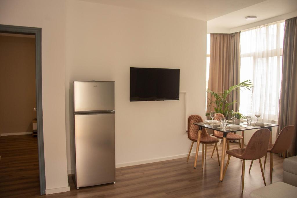 TV a/nebo společenská místnost v ubytování Wave Beachfront Apartments