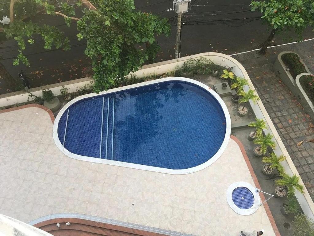 einen Blick über den Pool auf dem Dach in der Unterkunft Studio encantador com vista mar in Salvador