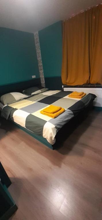 een slaapkamer met een bed met gele handdoeken erop bij joni, not a hotel, not for parties in Amsterdam