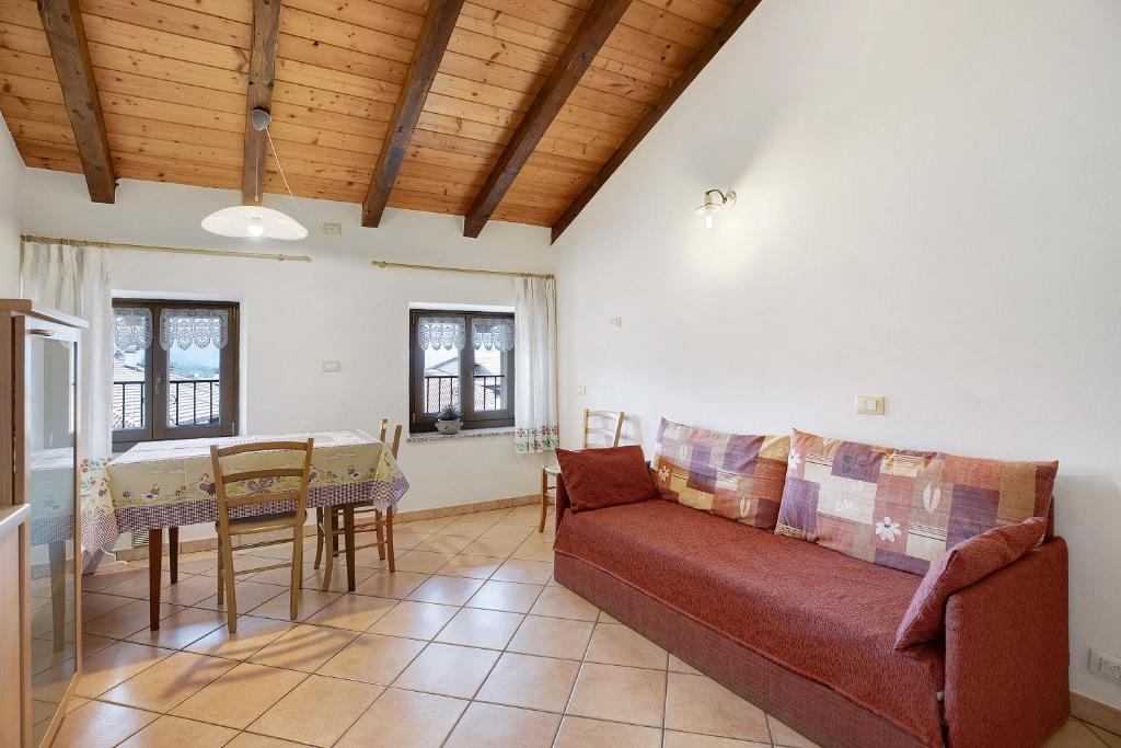 een woonkamer met een bank en een tafel bij Casa Predaia in Sfruz