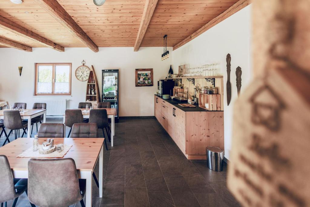 Restaurace v ubytování Bauernhof Kure