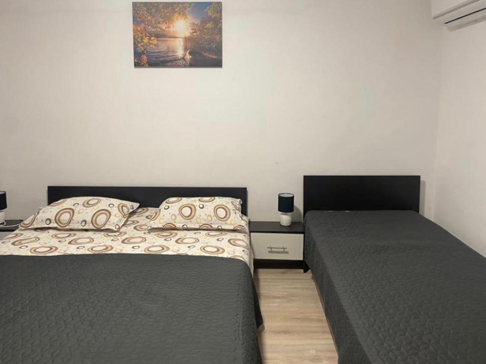 sypialnia z 2 łóżkami i zdjęciem na ścianie w obiekcie The iNk Rooms w mieście Ocna Mureş