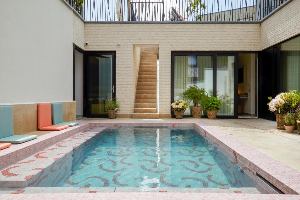 - une piscine en face d'une maison dans l'établissement ABC Hotel, à Blankenberge