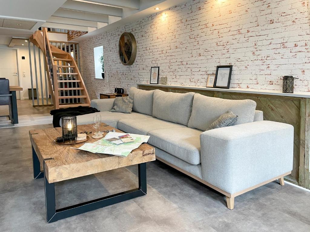 - un salon avec un canapé et une table dans l'établissement Lüttjet Huus, à Lügde