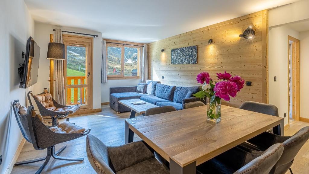 a living room with a table and a couch at Résidence W 2050 - BELLE PLAGNE in Belle Plagne