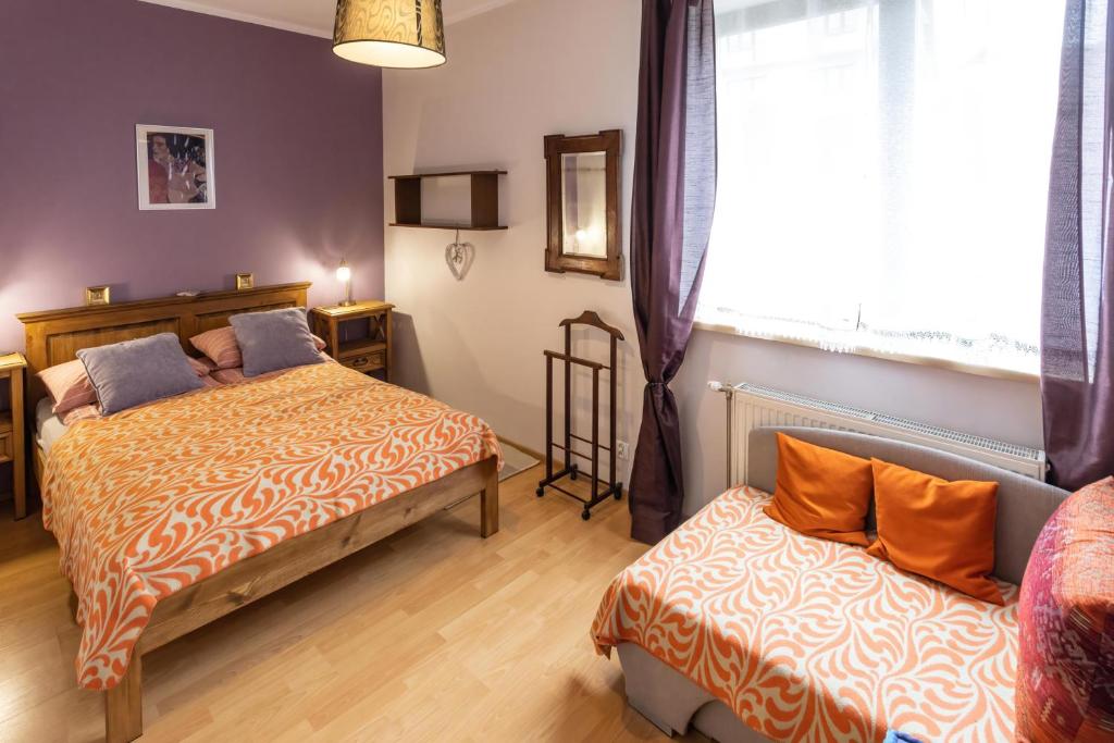 1 dormitorio con 2 camas y ventana en Kordeczki-Apartamenty i pokoje, en Rabka