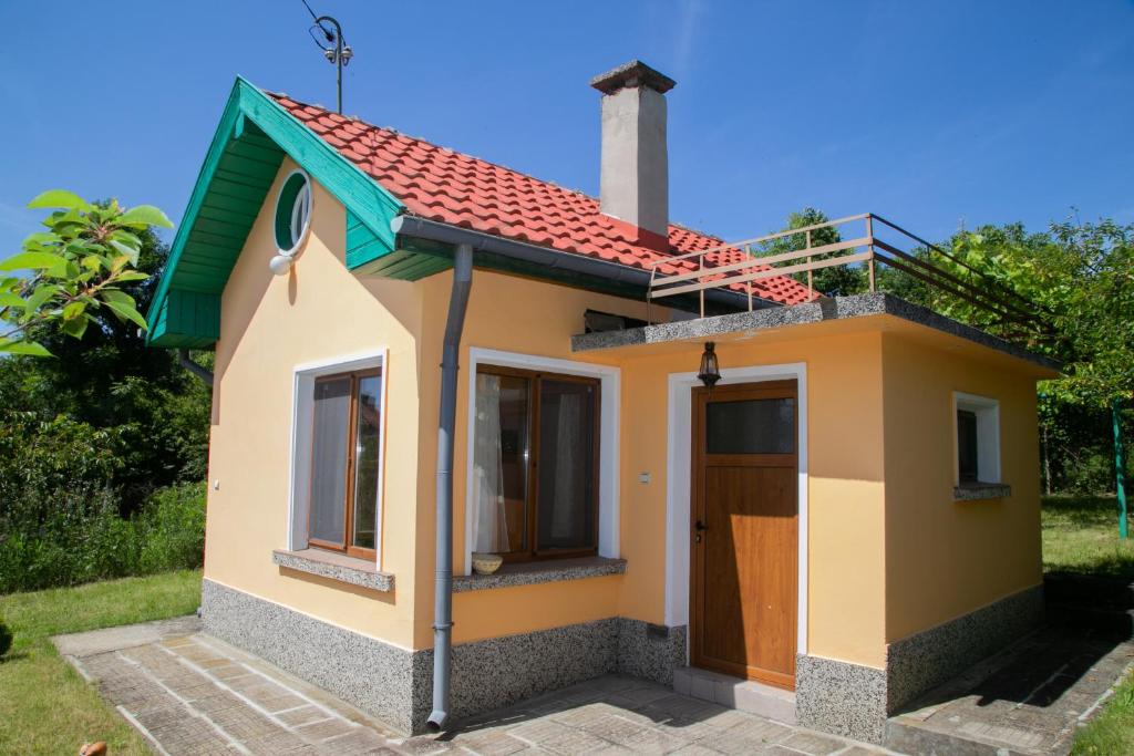 加布羅沃的住宿－Holiday Home Milkovci，一间红色屋顶的小房子