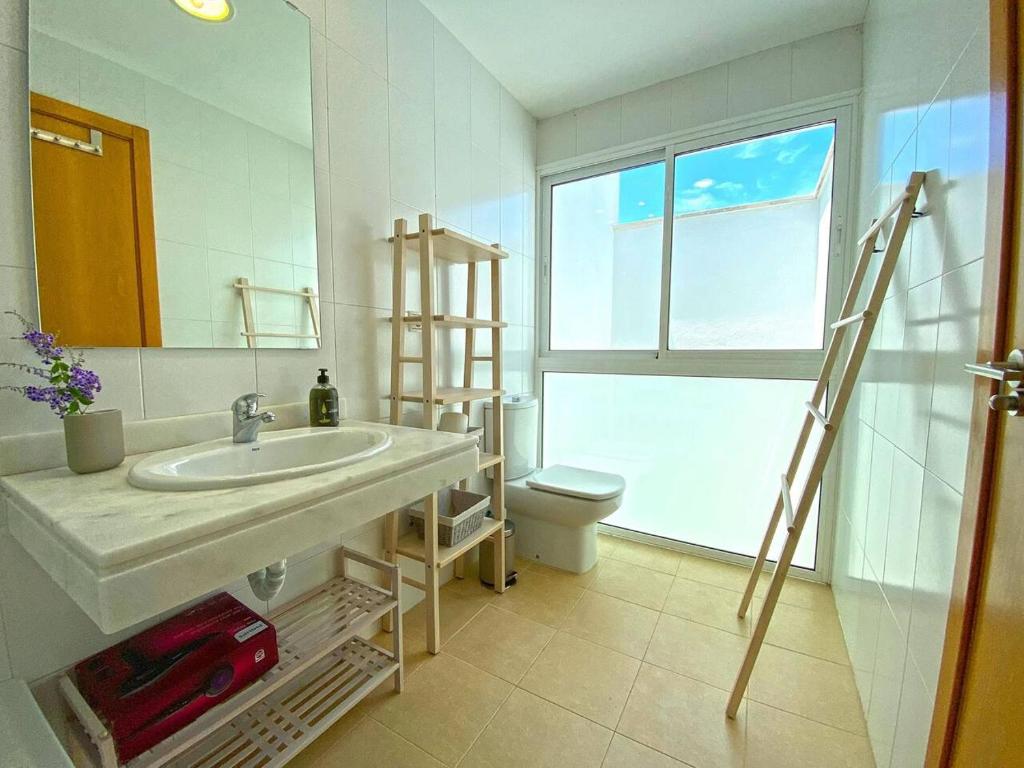 Posteľ alebo postele v izbe v ubytovaní Fontanilla 58 Casa Lucia with pool and garage at Playa Conil