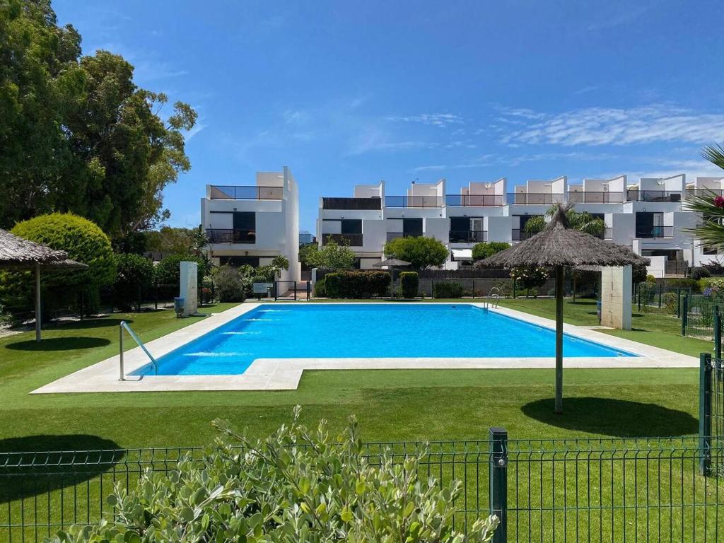 Bazén v ubytovaní Fontanilla 58 Casa Lucia with pool and garage at Playa Conil alebo v jeho blízkosti