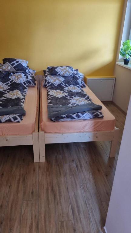 Łóżko lub łóżka w pokoju w obiekcie ALFA Szálláshely