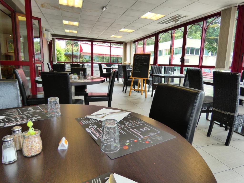 Restaurace v ubytování Hôtel du Parc Limoges & Restaurant "Le temps d'une pause"