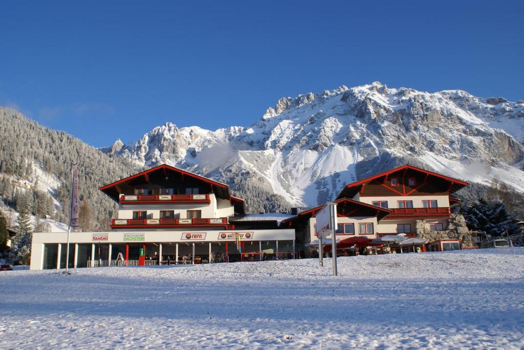 een groot gebouw voor een berg bij Appartement Ski-Willy in Ramsau am Dachstein