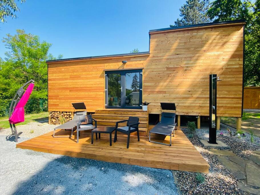 ein kleines Haus mit Stühlen und einer Holzterrasse in der Unterkunft Nevšední ubytování s privátním wellness in Lipence