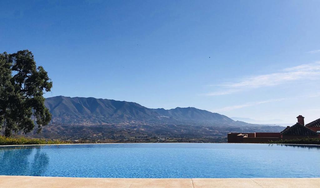 Fotografia z galérie ubytovania Magnifique appartement de 140m2 plus 50m2 de terrasse à LA MAIRENA avec vue à couper le souffle v destinácii Ojén