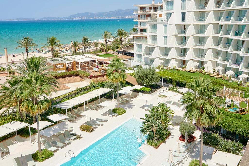 una vista aérea del hotel y de la playa en Iberostar Selection Playa de Palma, en Playa de Palma