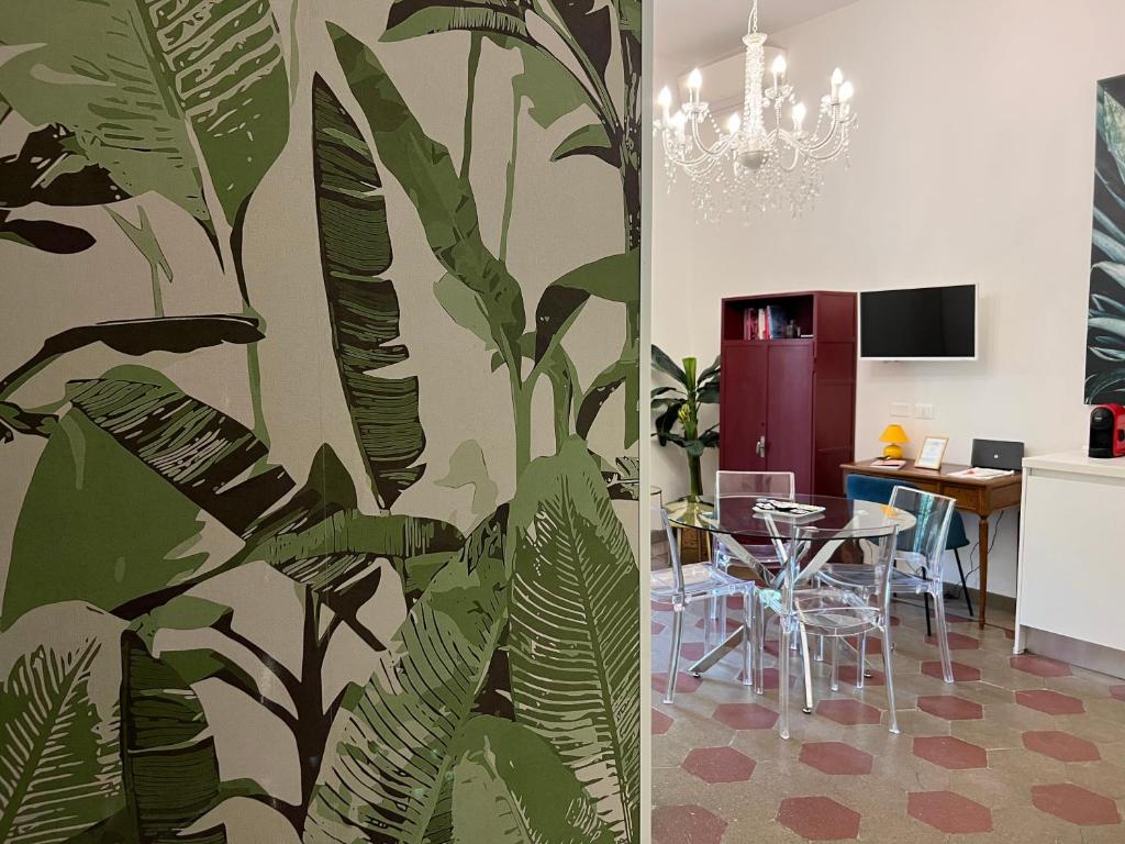 une salle à manger avec une fresque murale représentant des plantes dans l'établissement La Vaticana, à Rome