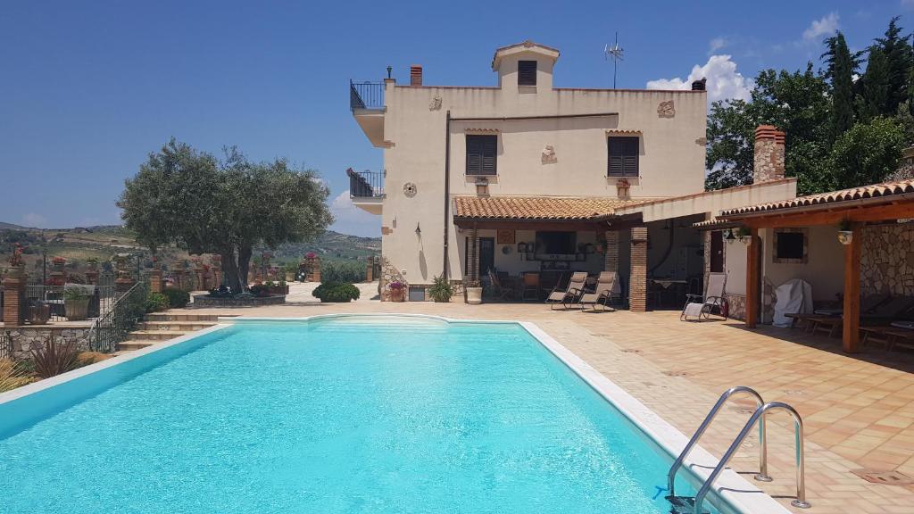 Villa con piscina frente a una casa en B&B A Robba de Pupi, en Agrigento