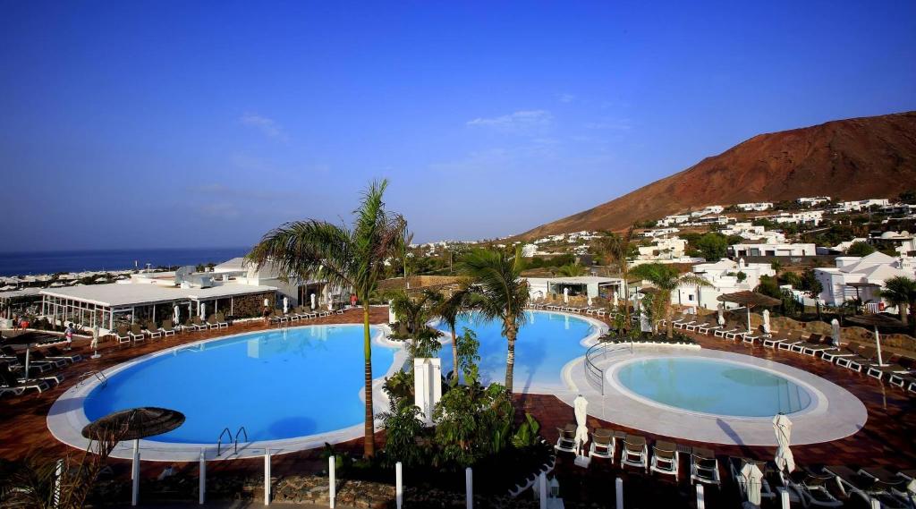 una vista sul tetto di una grande piscina con un resort di Labranda Alyssa Suite Hotel a Playa Blanca