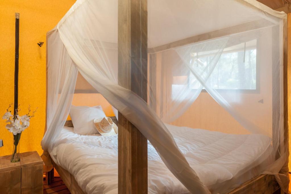 Postel nebo postele na pokoji v ubytování Huttopia Parque de Doñana