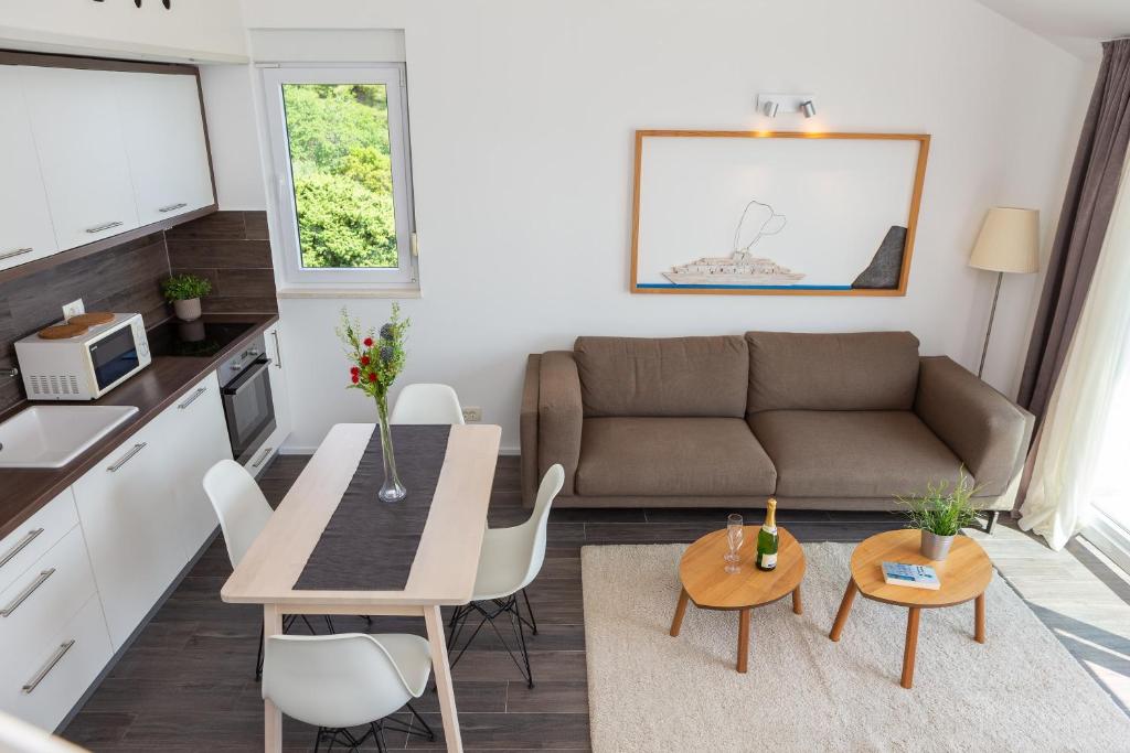 Kuchyň nebo kuchyňský kout v ubytování Villa Jolara With Heated Pool - Deluxe Apartments 4 & 19