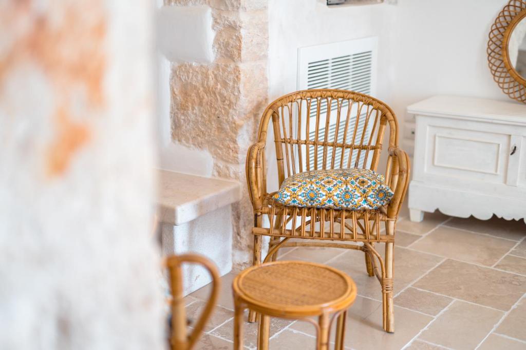 A seating area at Trulli Audendum