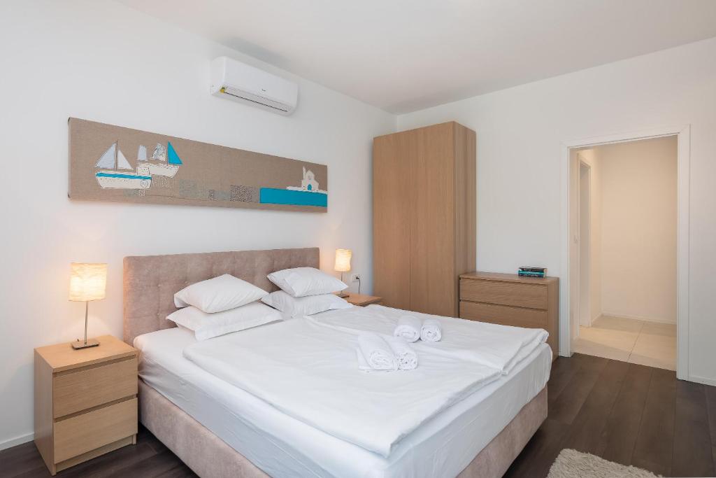 Postel nebo postele na pokoji v ubytování Villa Jolara With Heated Pool - Deluxe Apartments 4 & 19