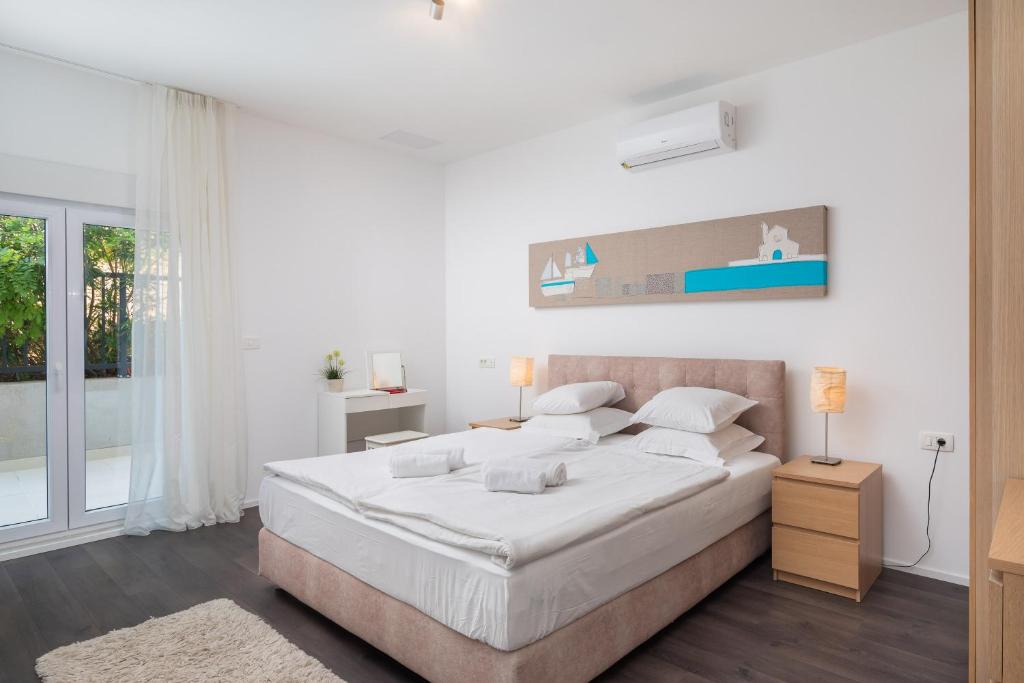 Postel nebo postele na pokoji v ubytování Villa Jolara With Heated Pool - Deluxe Apartments 4 & 19