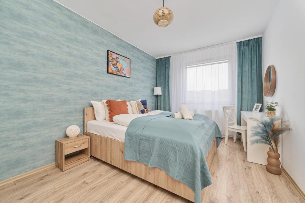 Posteľ alebo postele v izbe v ubytovaní Family Apartment Kamienna with Balcony 1,5 km to Wroclavia by Noclegi Renters