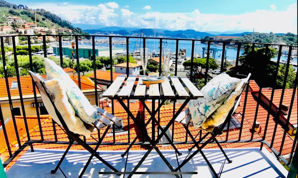 un tavolo e sedie su un balcone con vista sull'oceano di Appartamento 5terre Portovenere a Portovenere