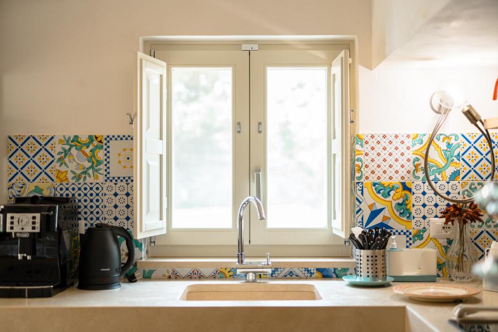 A kitchen or kitchenette at Trulli Audendum
