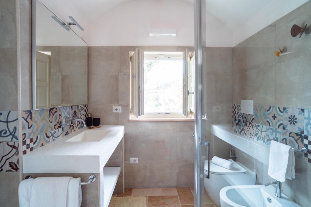 A bathroom at Trulli Audendum