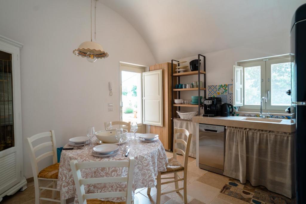 A kitchen or kitchenette at Trulli Audendum