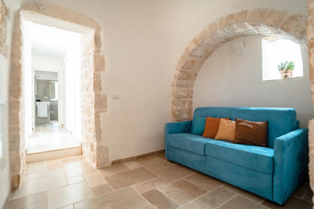 A seating area at Trulli Audendum