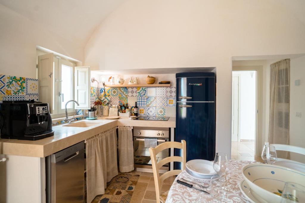 A kitchen or kitchenette at Trulli Audendum