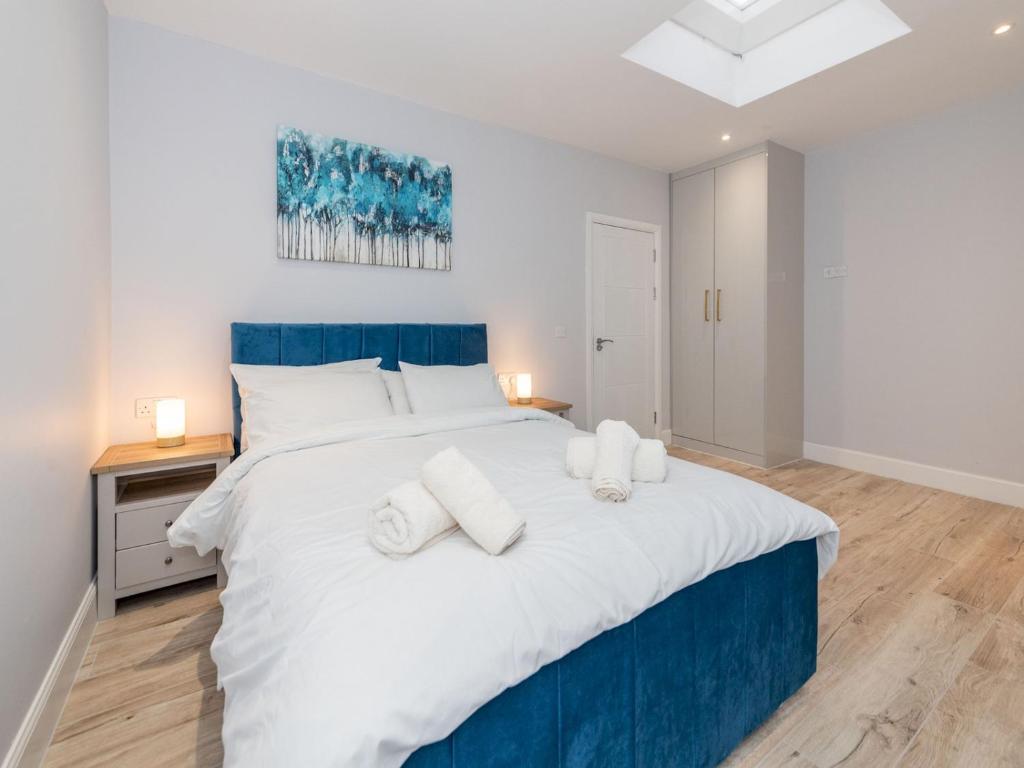 une chambre avec un grand lit avec deux oreillers dans l'établissement Brand-New Trendy 2BR in the Vibrant Town Centre - Pass the Keys, à Reading