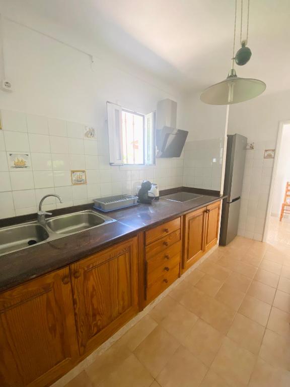 Kuchyň nebo kuchyňský kout v ubytování Villa Los Robles en Playa den Bossa con Piscina Privada